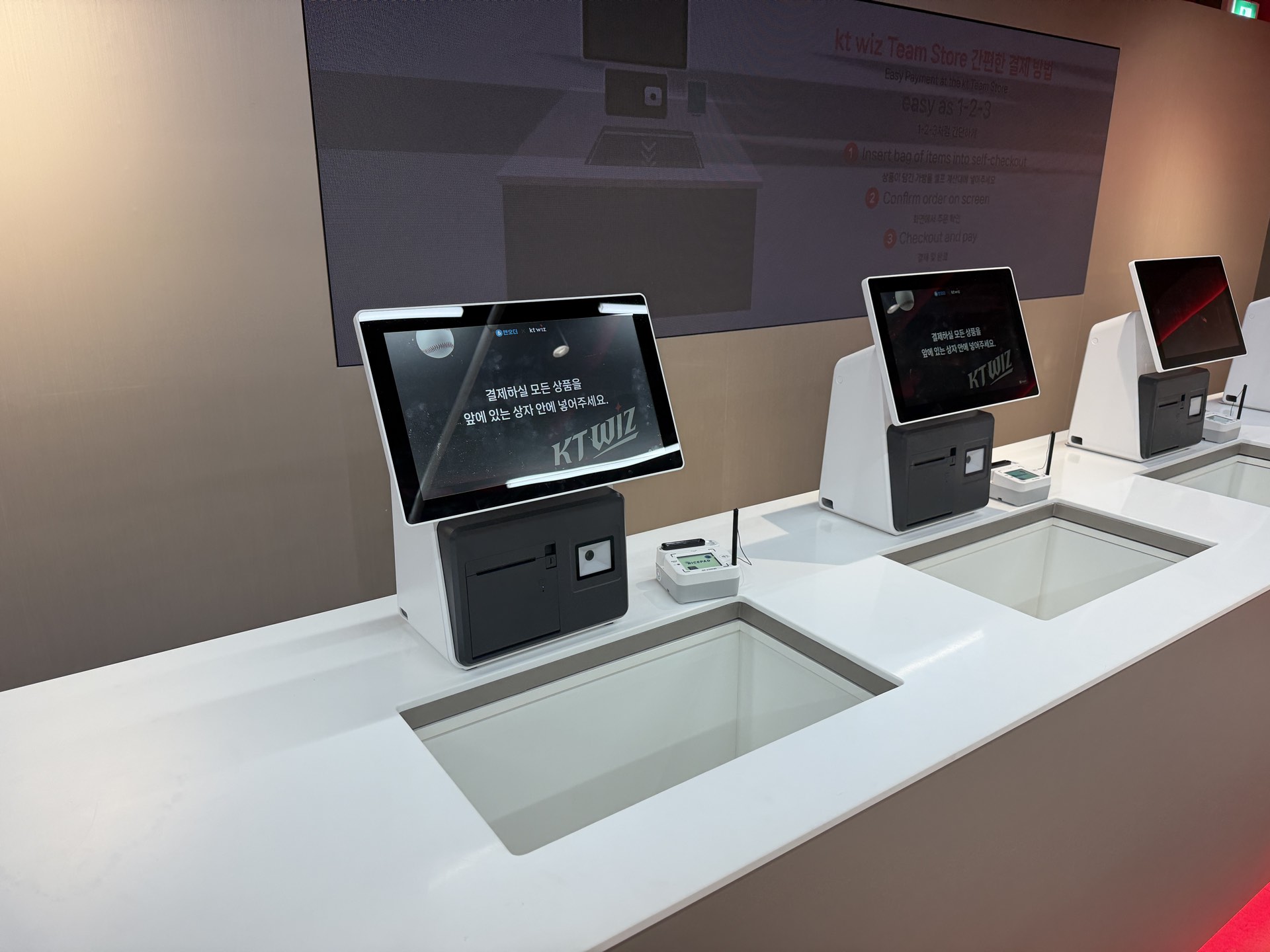 Keonn AdvanGo RFID 리더 기반 앤오더 셀프 체크아웃 키오스크